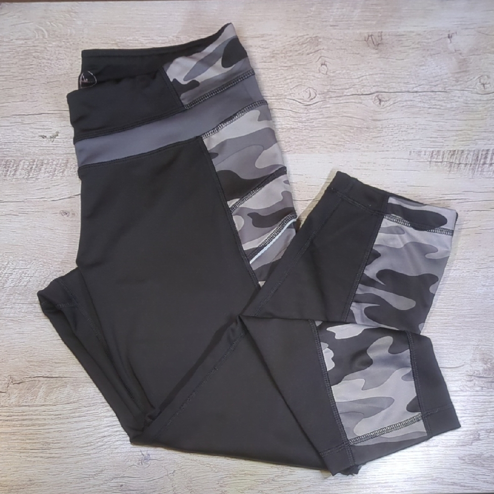 Black and Gray Camouflage Mid-Calf Leggings